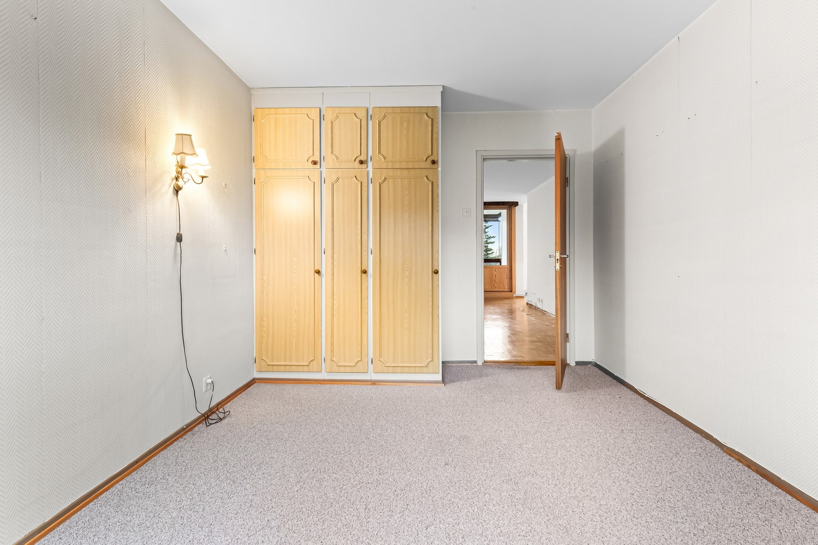 Praktisk garderobeløsning integrert i rommet. Galleribilde