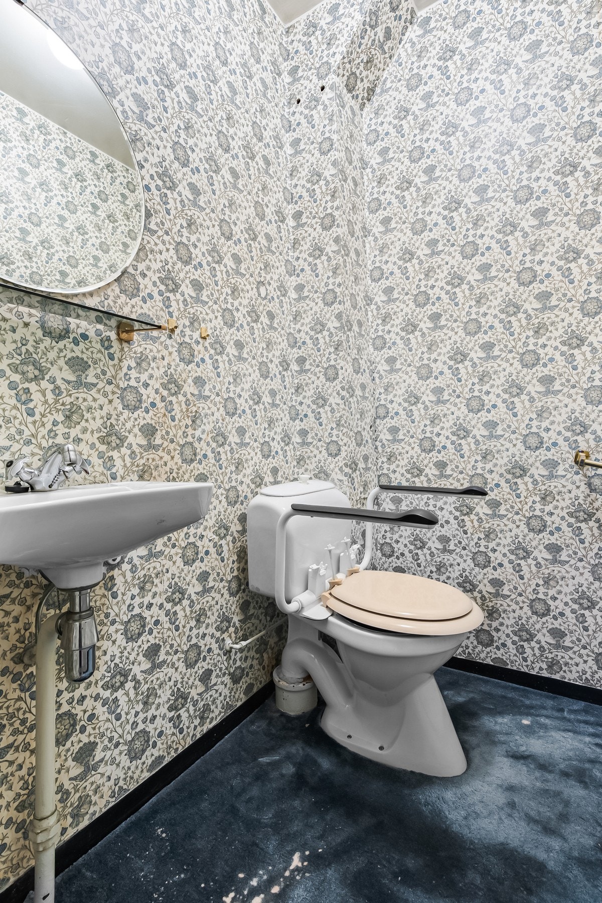 Separat toalettrom - praktisk og funksjonelt med vegghengt servant og speil. Galleribilde