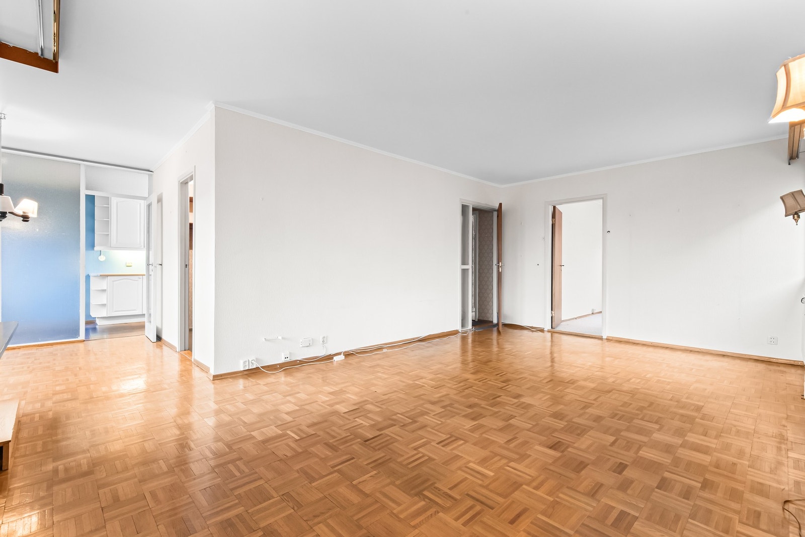 Parkett på gulv og nøytrale flater gir et godt utgangspunkt. God sammenheng mellom stue og øvrige oppholdsrom. Galleribilde