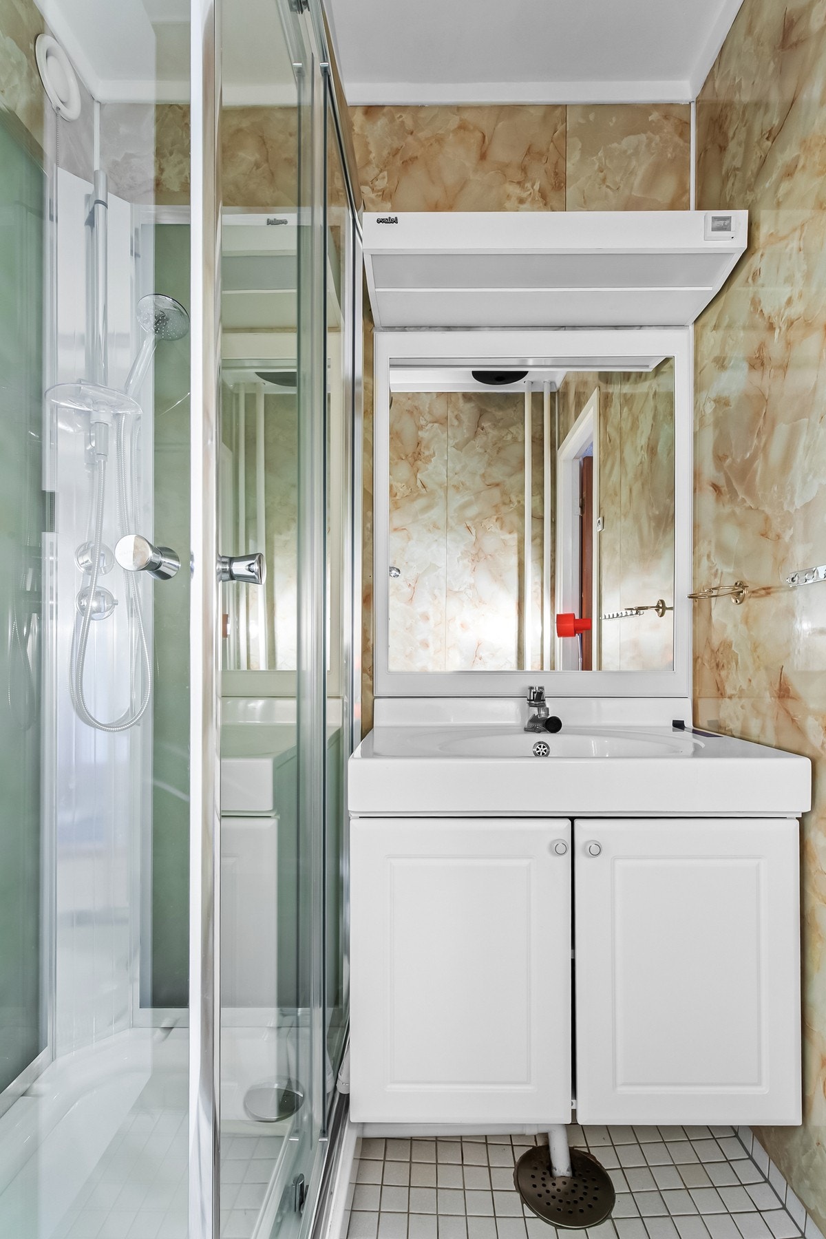 Eget bad gir god funksjonalitet i hverdagen. Flislagt gulv og praktisk planløsning. Galleribilde