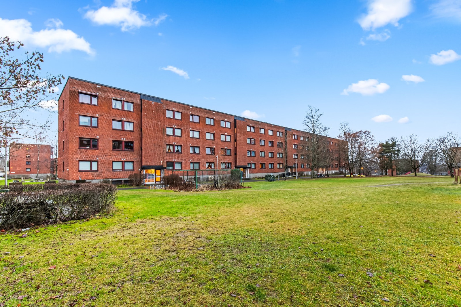 Lavblokkbebyggelse med store grøntarealer mellom bygningene. Galleribilde