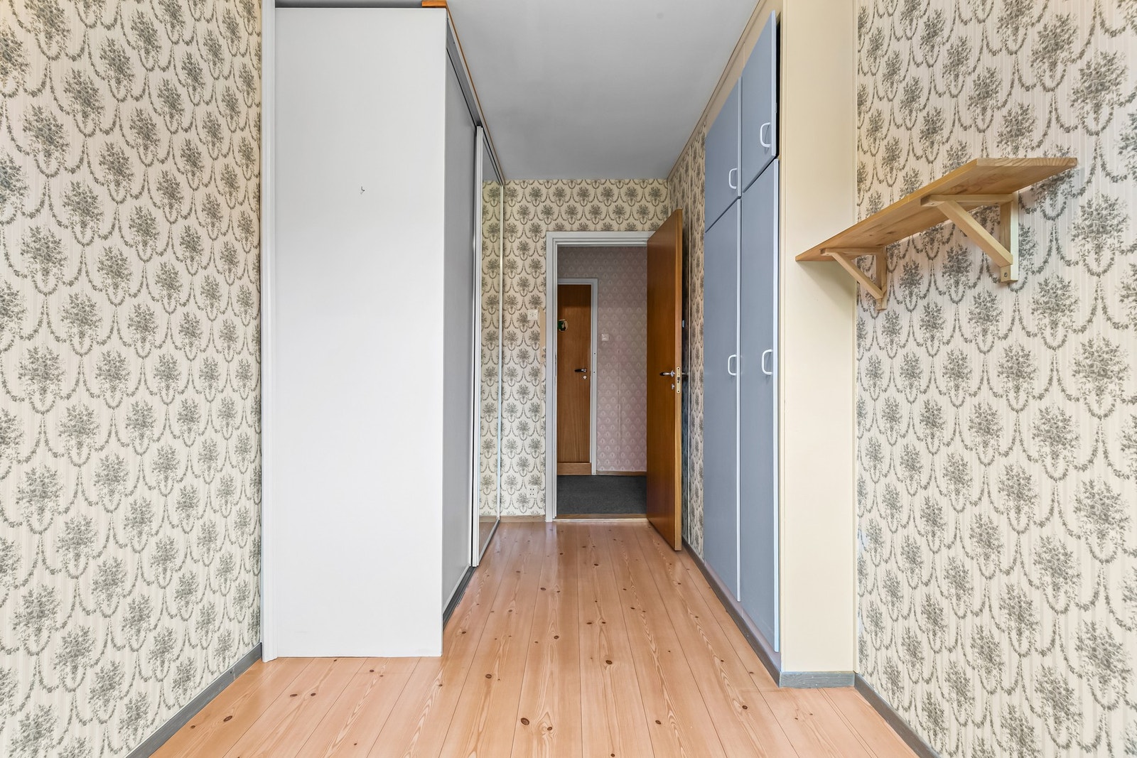 Fleksibelt rom som kan benyttes til flere formål. Garderobeløsning gir god lagringsplass. Galleribilde