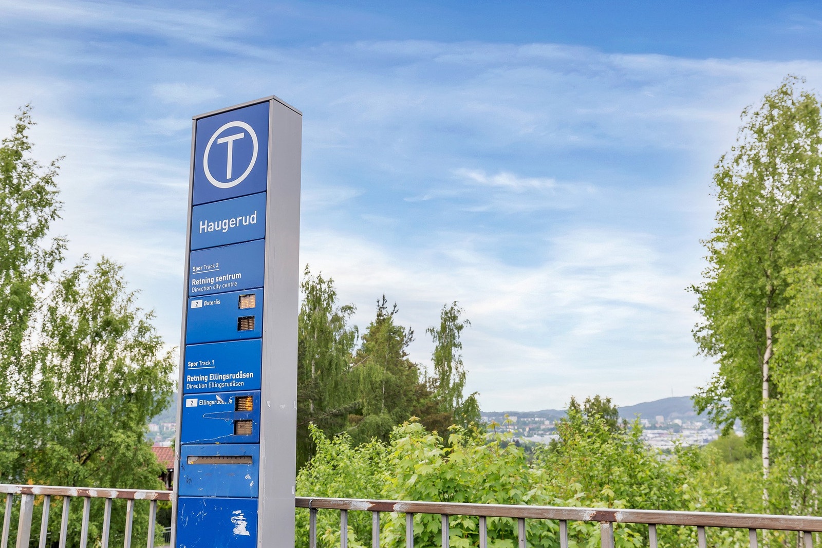 Kort gangavstand til Haugerud T-banestasjon. Hvor linje 2 tar deg raskt til sentrum. Galleribilde