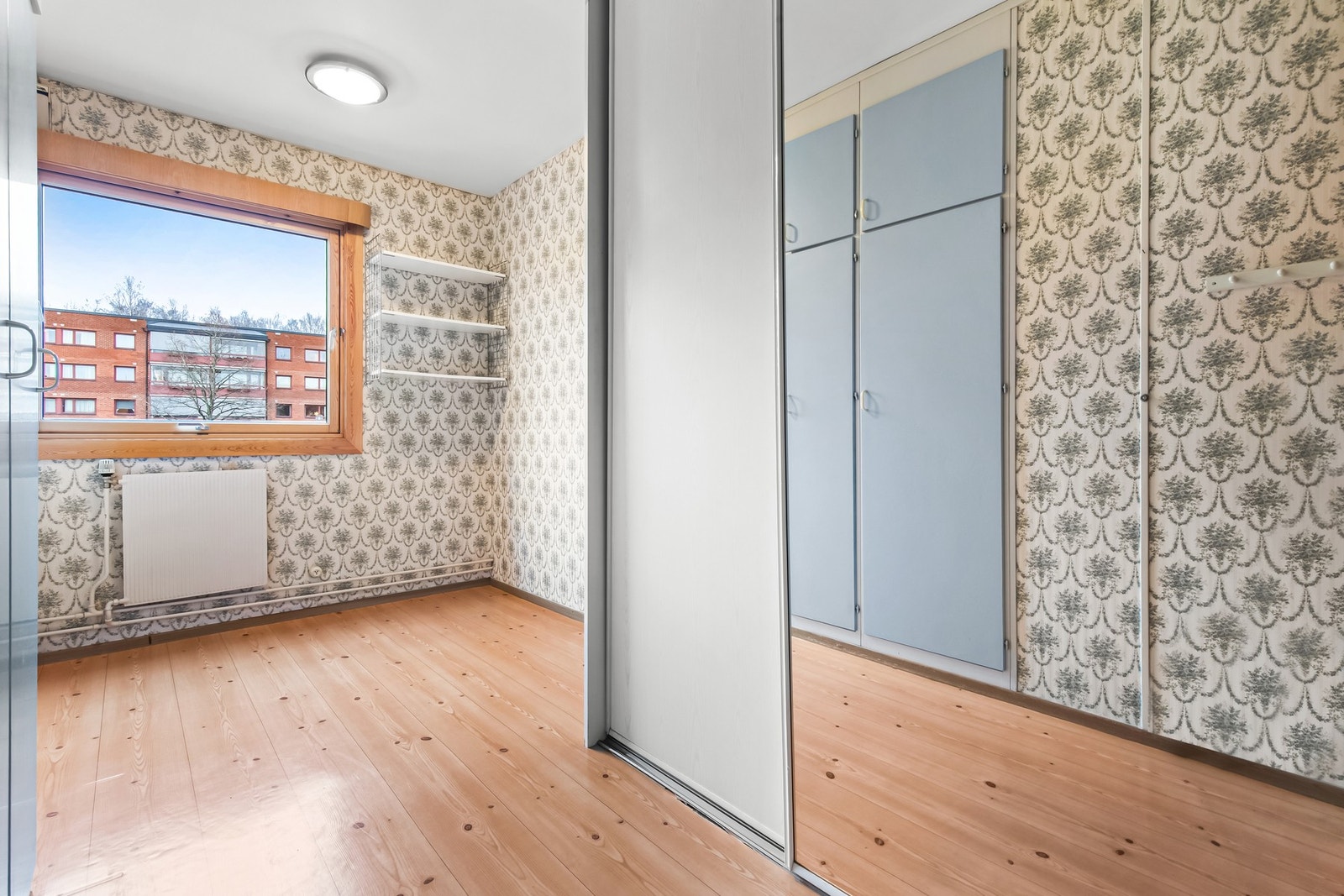 Soverom med skyvedørsgarderobe og speilfronter. Galleribilde