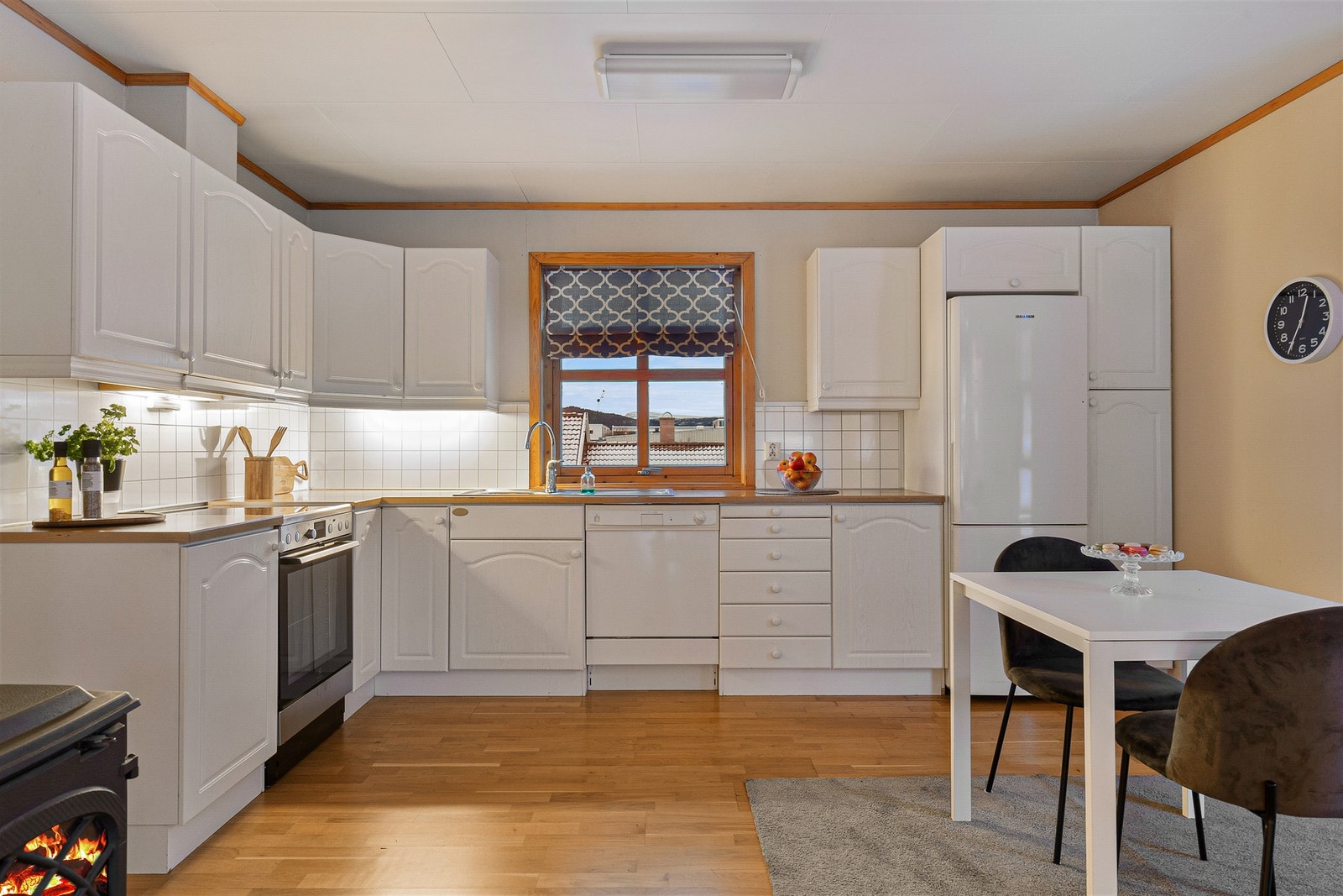 Kjøkkenet er fra byggeår, men av kvalitetsmerke Nygård. Her er det mye kjøkken igjen, og om man vill endre uttrykk, kan frontene behandles for å endre farge. Galleribilde