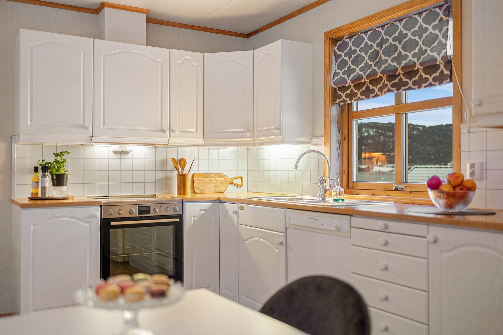 Kjøkkenet har en praktisk utforming og du finner god skap og benkeplass. Galleribilde