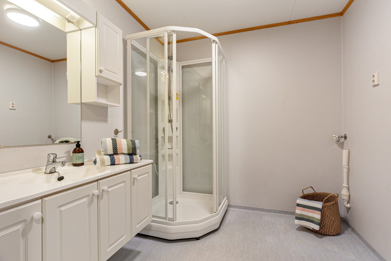 Baderommet i leiligheten er meget romslig og har opplegg for vaskemaskin. Galleribilde