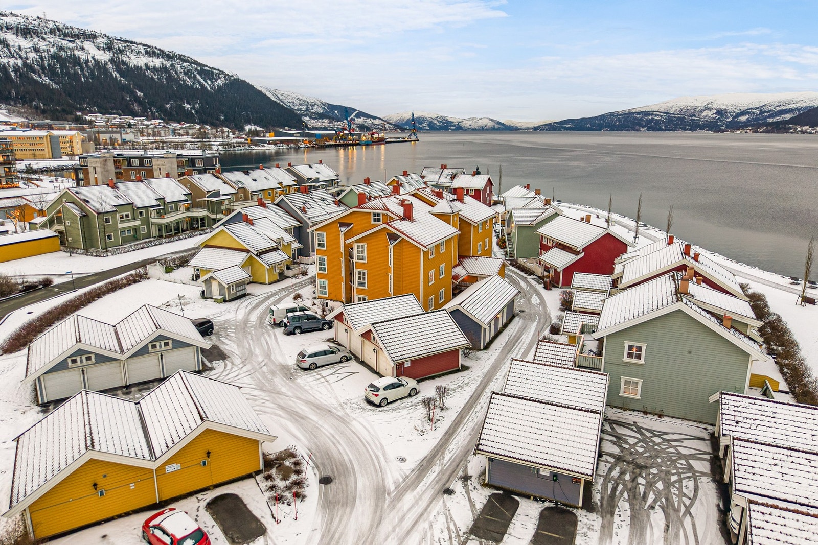 Det er rikelig med parkeringsplasser til beboere og besøkende, selv om man knapt trenger bil når man bor her. Galleribilde