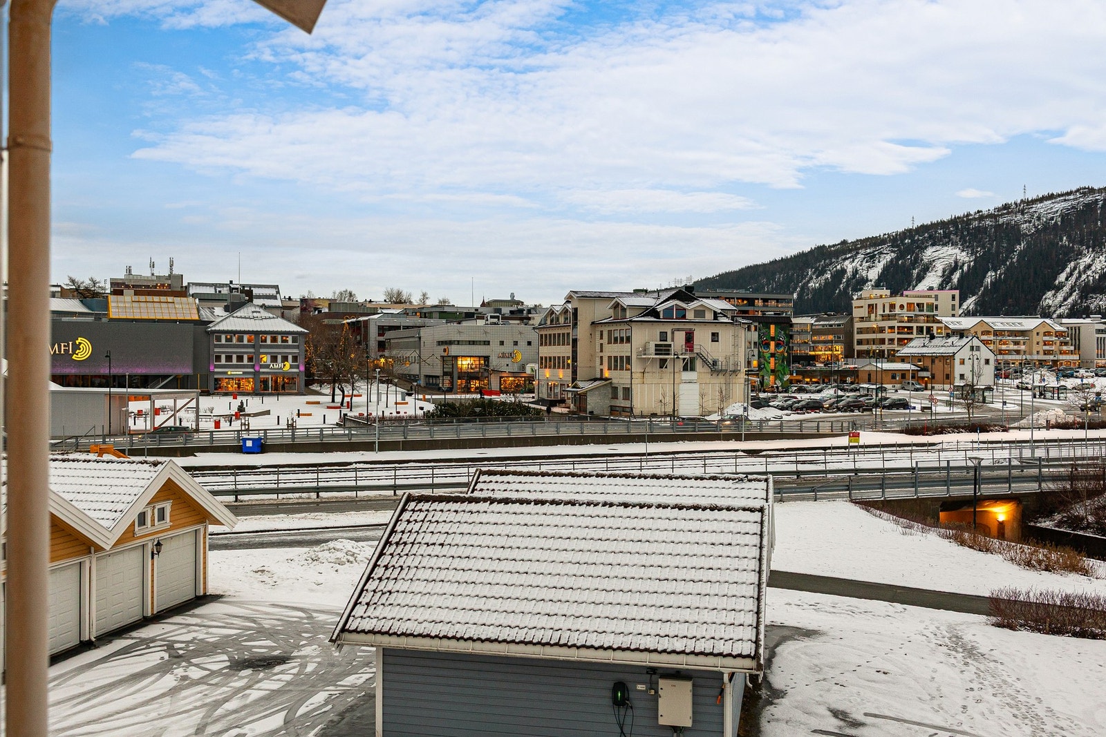 Om man ønsker å gå inn til Mo sentrum bruker man kun 5 minutter til fots. Man kan også ta beina fatt langs den populære havnepromenaden med Havmannen like ved. Galleribilde