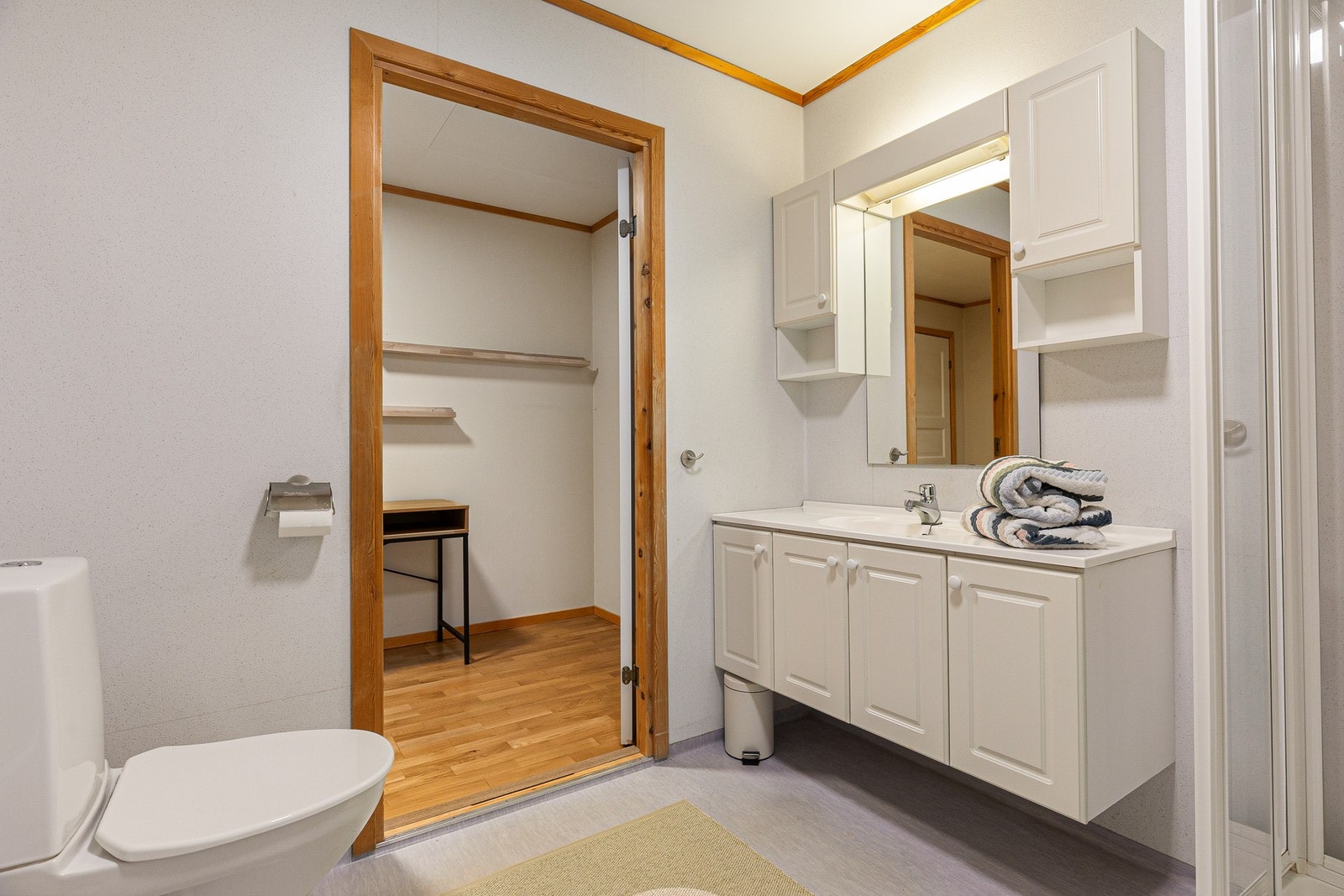 Badet har en romslig baderomsinnredning med godt med oppbevaringsplass. Galleribilde