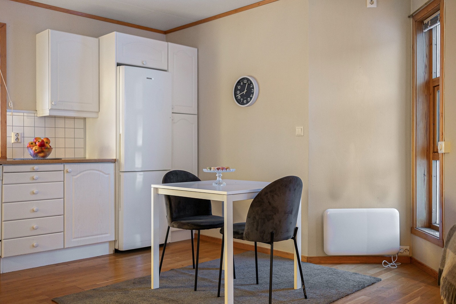 Spisebordet finner sin naturlige plass mellom kjøkken og sofaen, pent plassert foran vinduet slik at man får en flott utsikt mens man nyter maten. Galleribilde