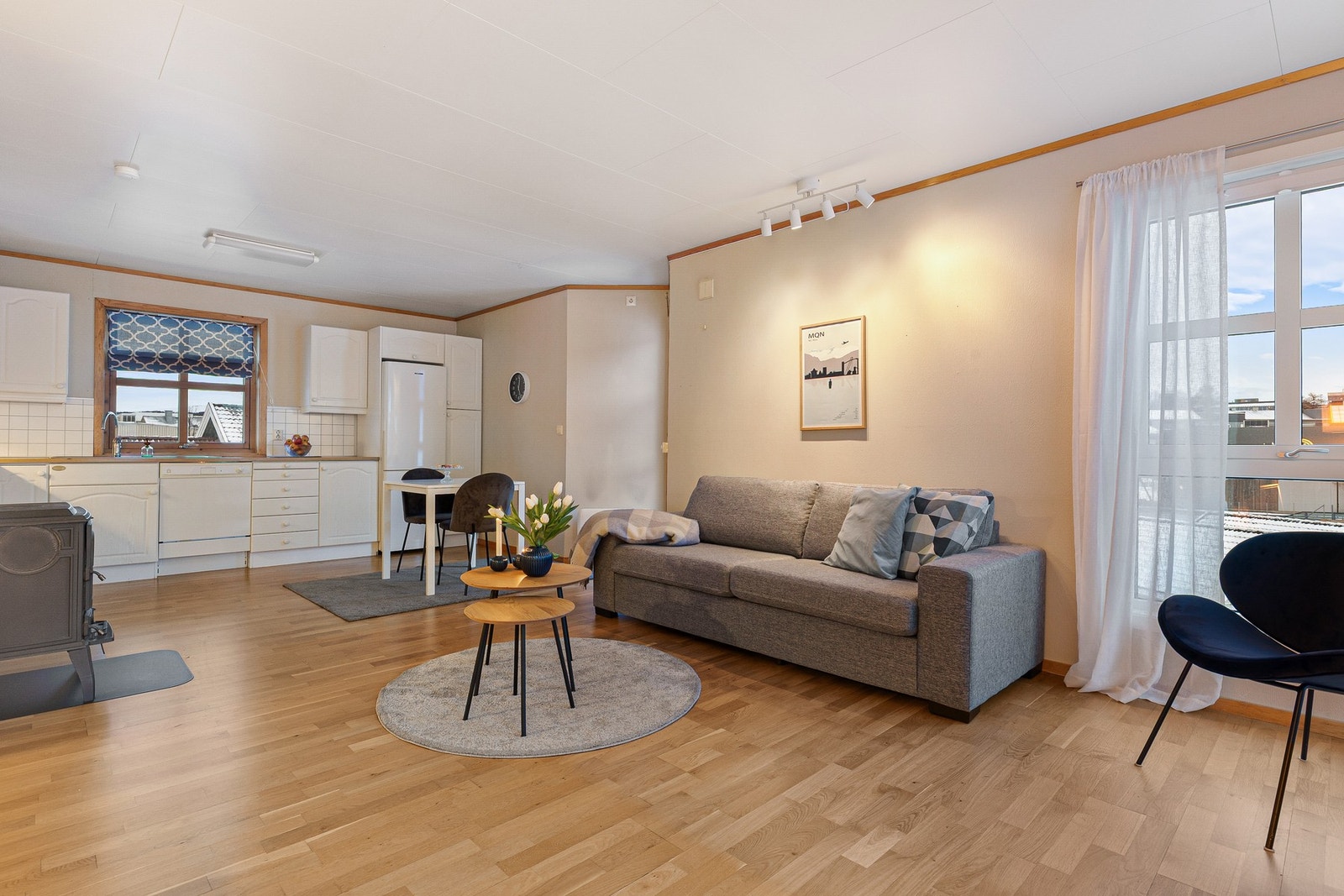 Leiligheten er lett å innrede og alle vinduene er, eller skal byttes forløpende. Noe som igjen sikrer lave strømutgifter. Galleribilde