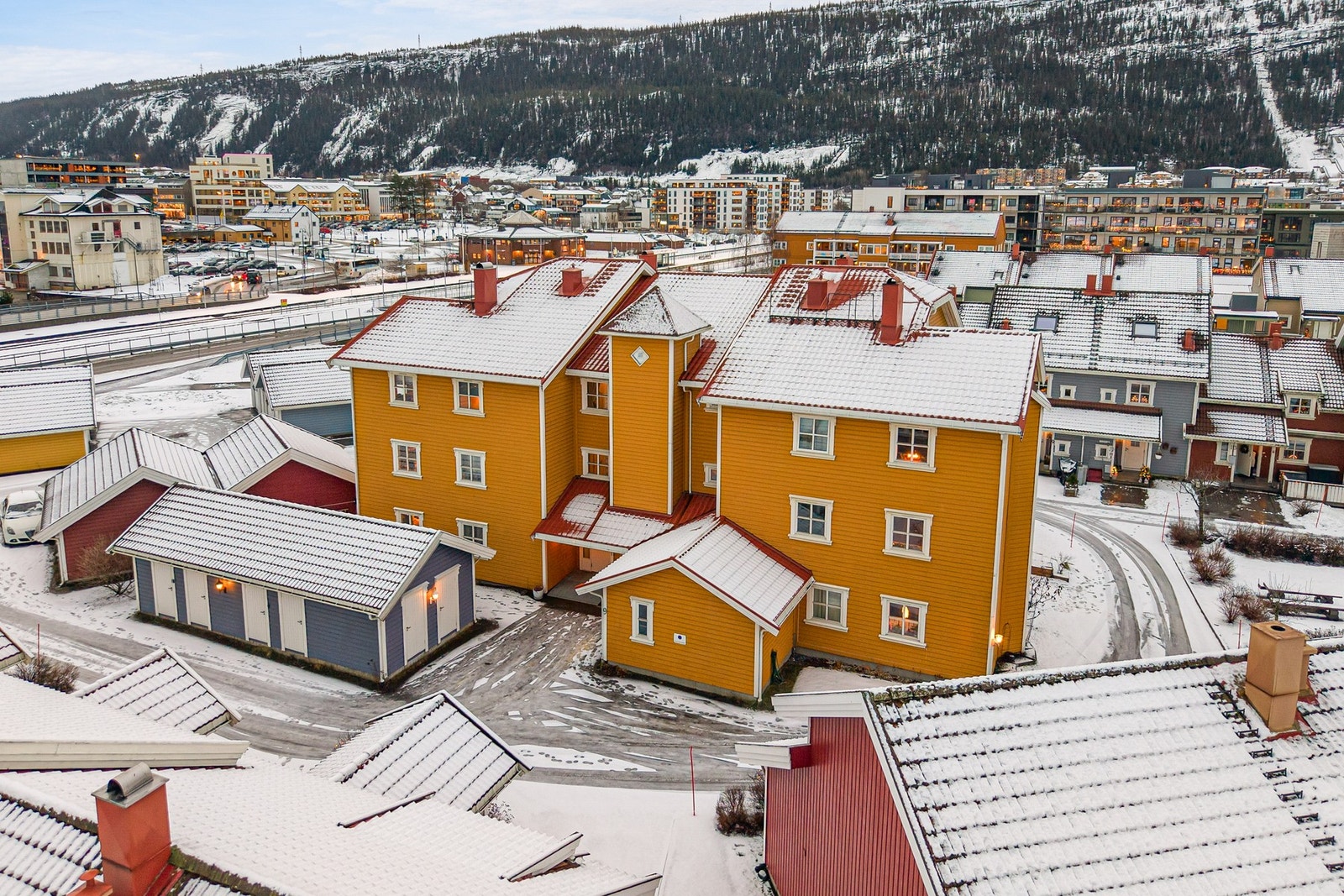 Sameiet har god vedlikeholds historikk og har blant annet nylig gjort en jobb med taket. Den nærmeste døren i det blå bygget ved inngangen er en utvendig bod som hører til leiligheten. Galleribilde