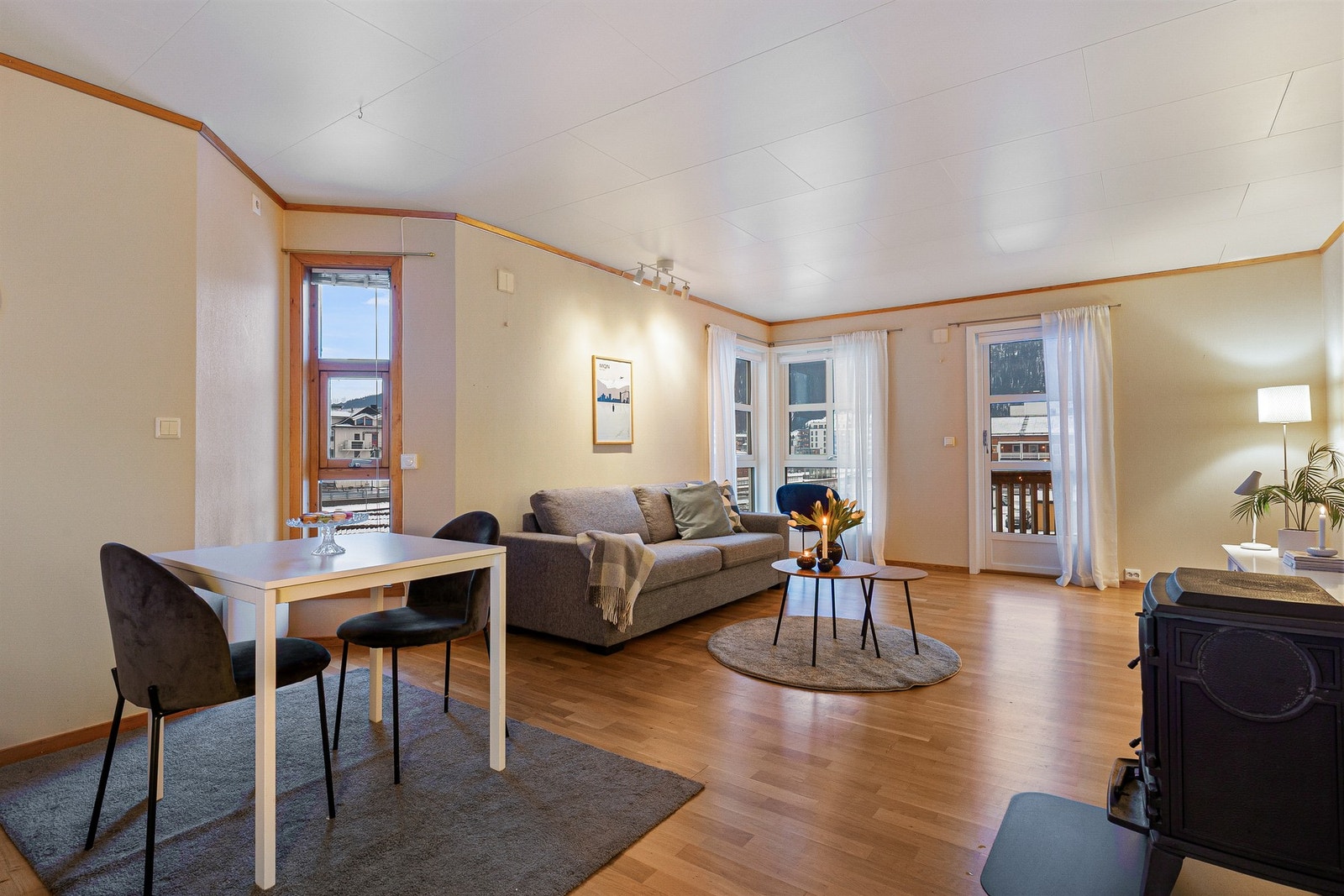 Leiligheten varmes enkelt opp av vedfyrt ovn. Vindusflatene slipper godt med naturlig lys inn i leiligheten og rammen samtidig pent inn utsikten utenfor, i tillegg har man utgang til en sørvendt balkong. Galleribilde