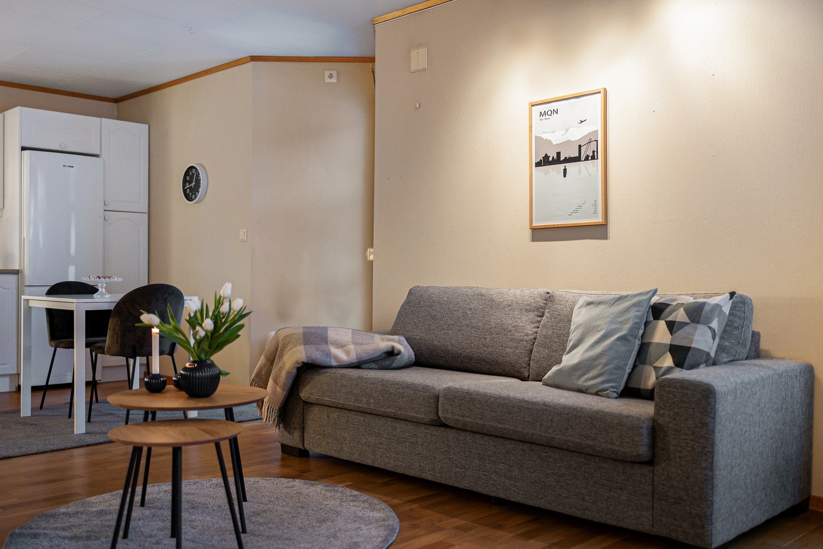 Inne i leiligheten igjen skal vi nå ta dere med på resten av planløsningen. Vi kan nevne at felleskostnadene er kun på 4 299 kr. Galleribilde