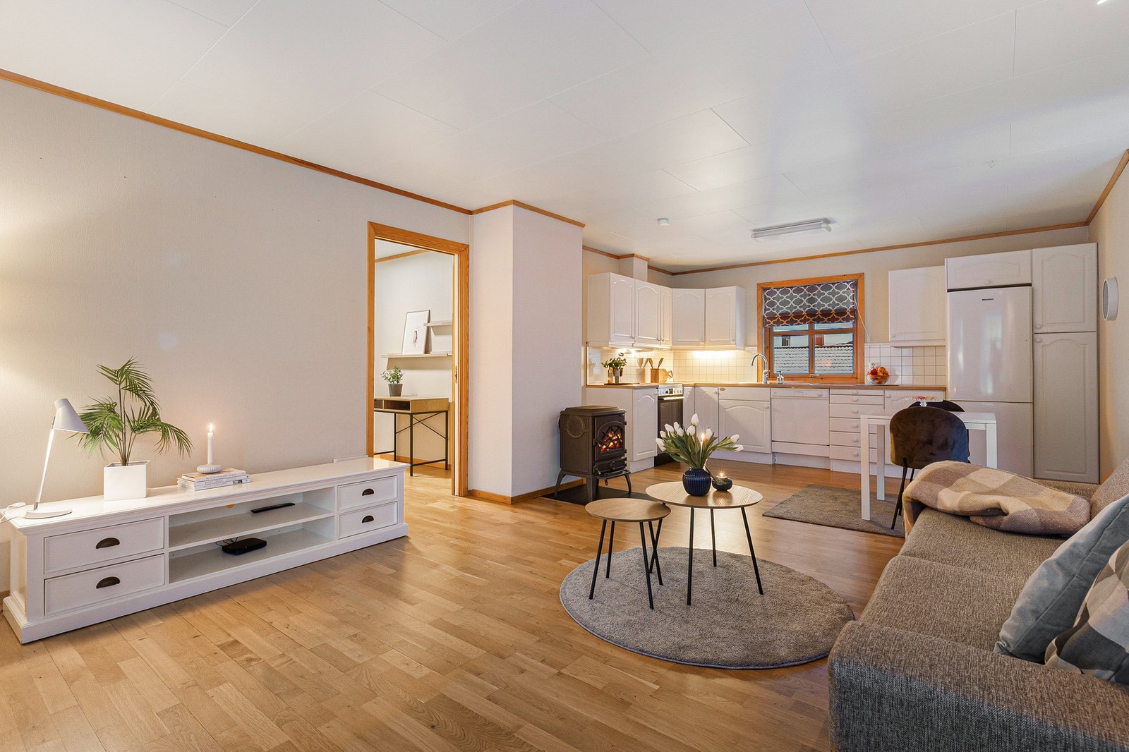 Leiligheten er holdt i lyse, innbydende farger som gjør at ny eier enkelt kan sette sitt preg på boligen. Galleribilde