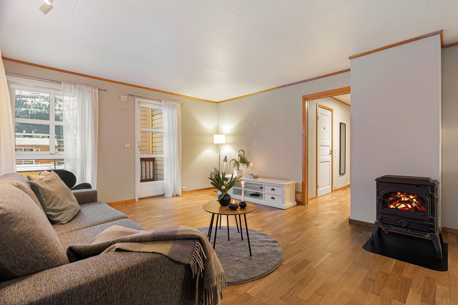 Leiligheten ligger i byggets 3. etg. og har en arealeffektiv planløsning som oppleves romslig. Galleribilde