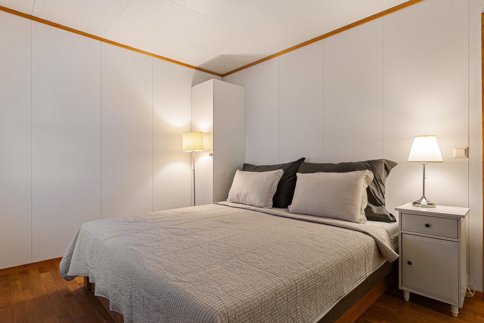 Soverommet er meget romslig og har god plass til en stor seng, nattbord og garderobeskap. Galleribilde