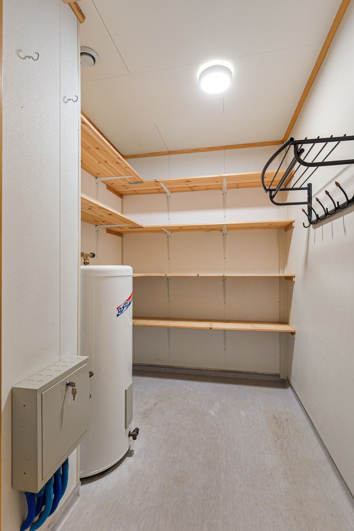 Meget praktisk bod og teknisk rom. Her er det utnyttet med hyller og knagger for maksimal utnyttelse av plassen. Galleribilde