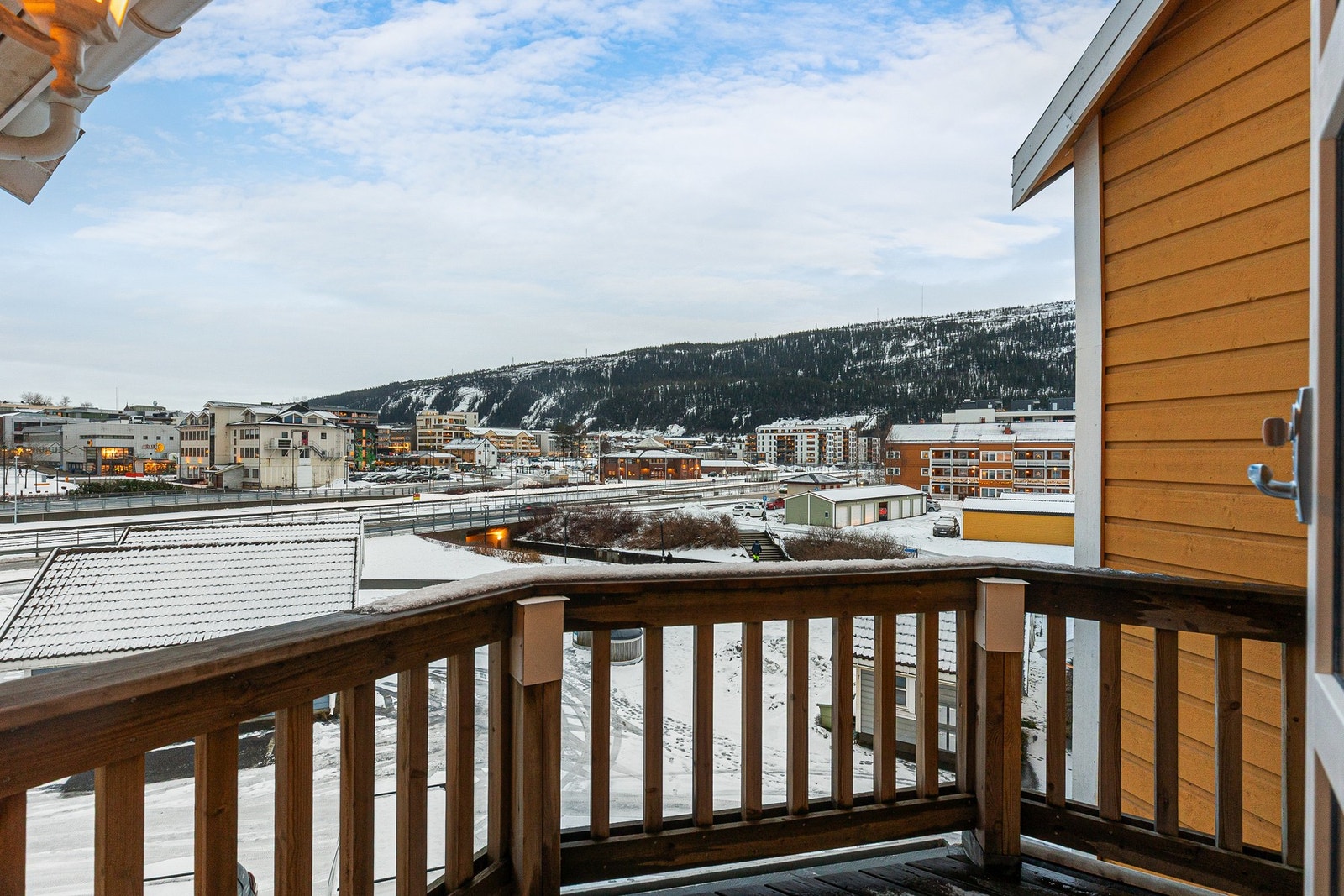Fra balkongen kan man nyte morgenkaffen i sola. Her kan man også følge med på byens yrende folkeliv. Galleribilde