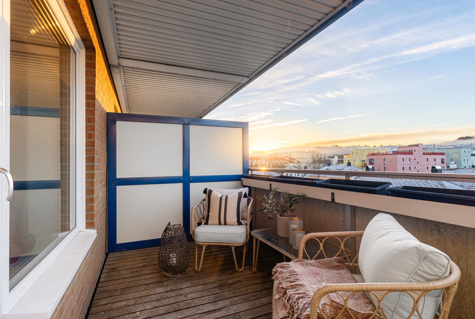 Balkong med overbygg og skjermede sider som gir lune forhold store deler av året. Galleribilde