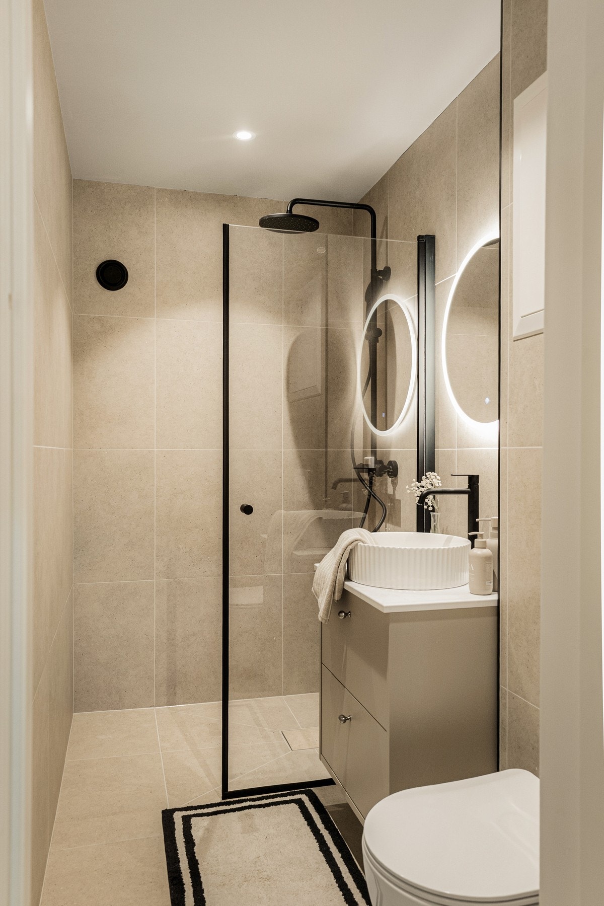 Baderommet er fra 2025. Eget rom for vaskemaskin. Galleribilde