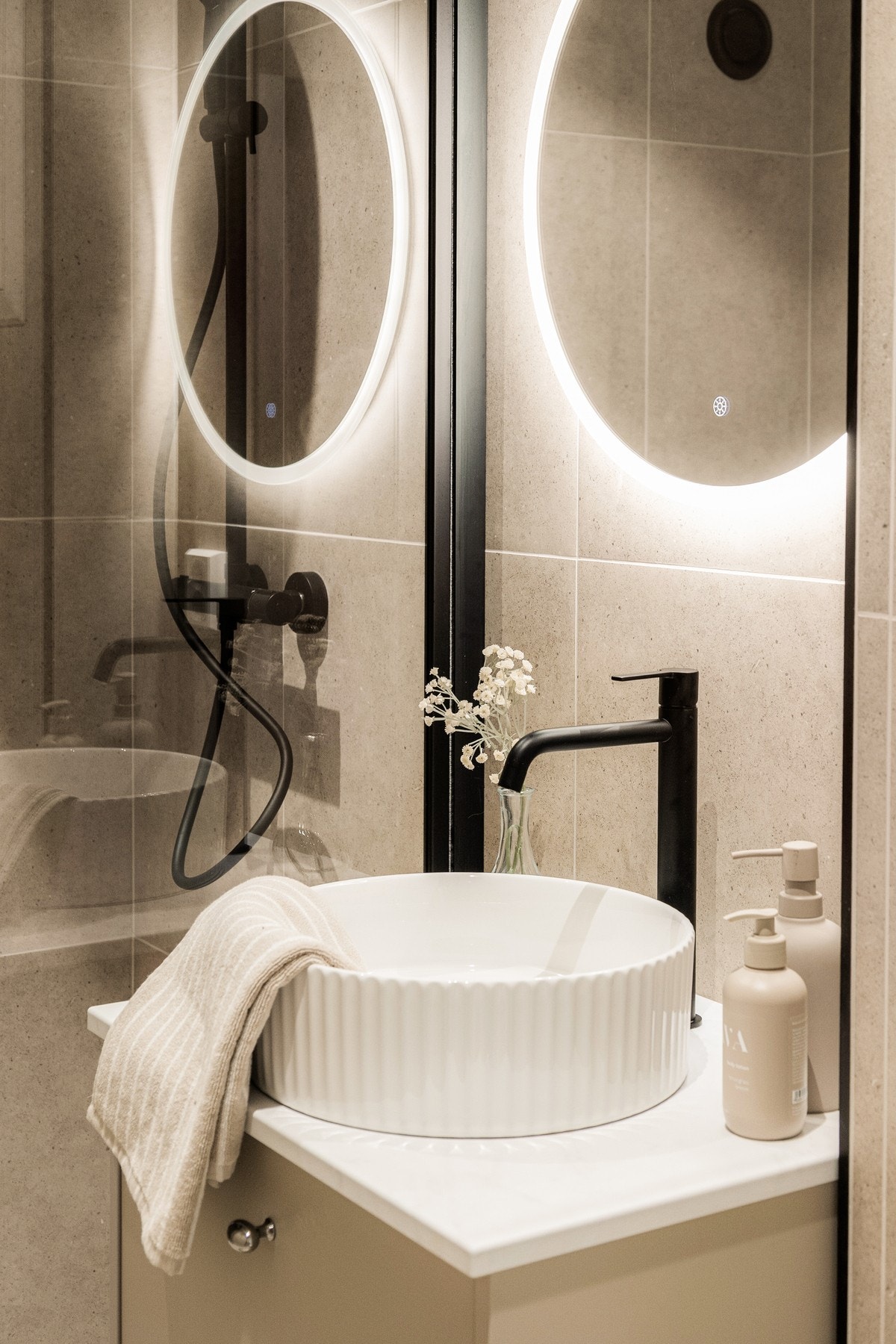 Praktisk servantinnredning som gir god oppbevaringsplass. Galleribilde