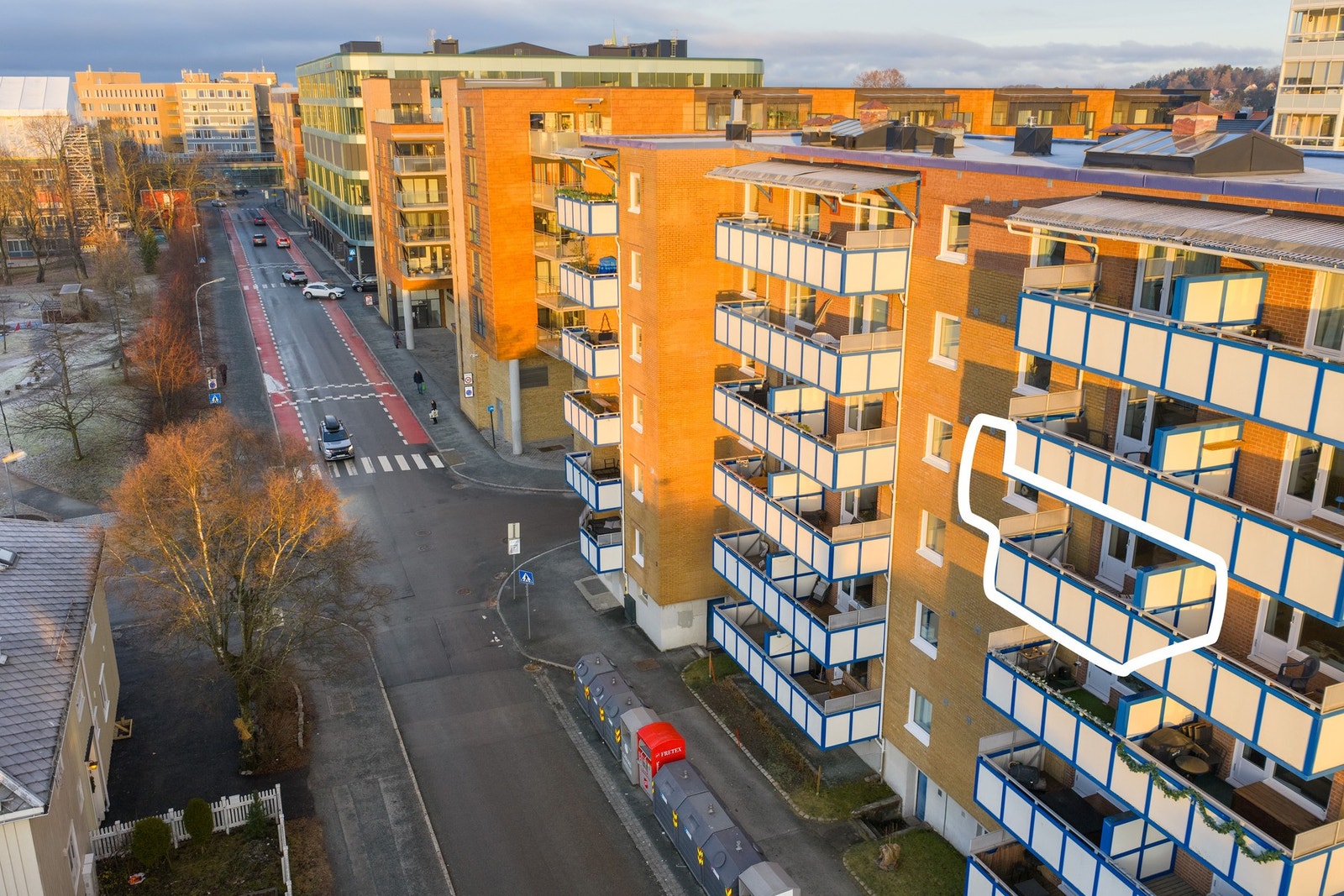 Oversiktsbilde av bygården med markert beliggenhet for leiligheten og tilhørende balkong. Galleribilde
