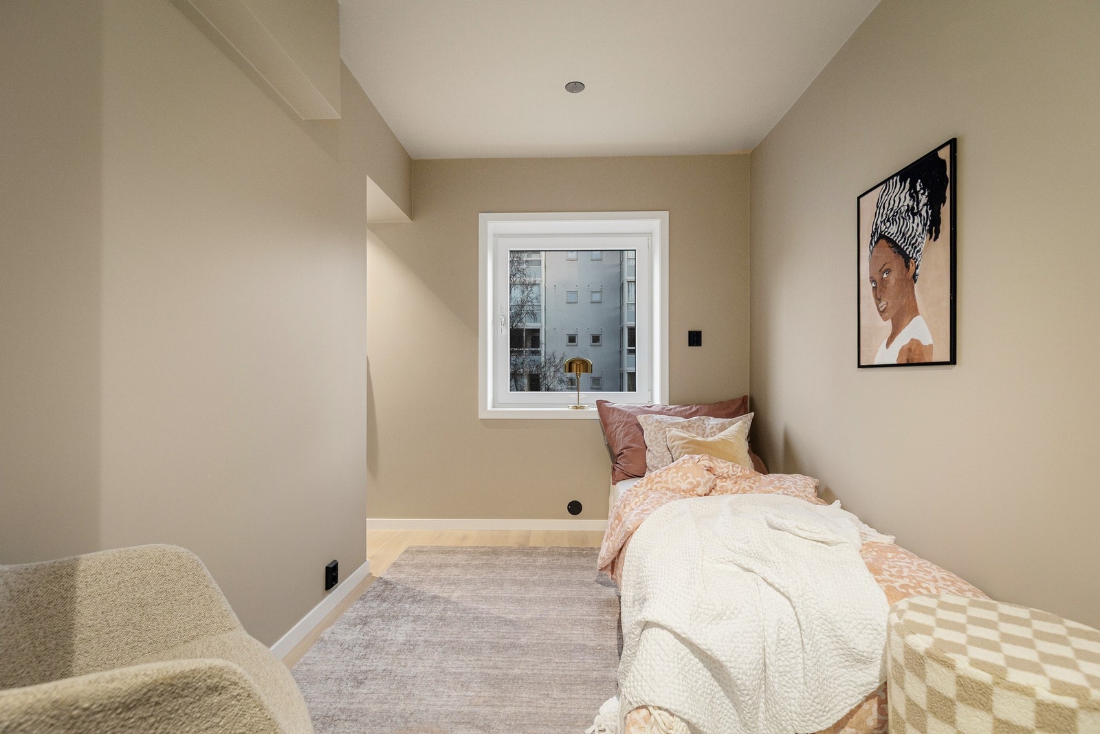 Soverom med vindu som gir naturlig lys. Perfekt som ekstra soverom eller kontor etter behov. Galleribilde