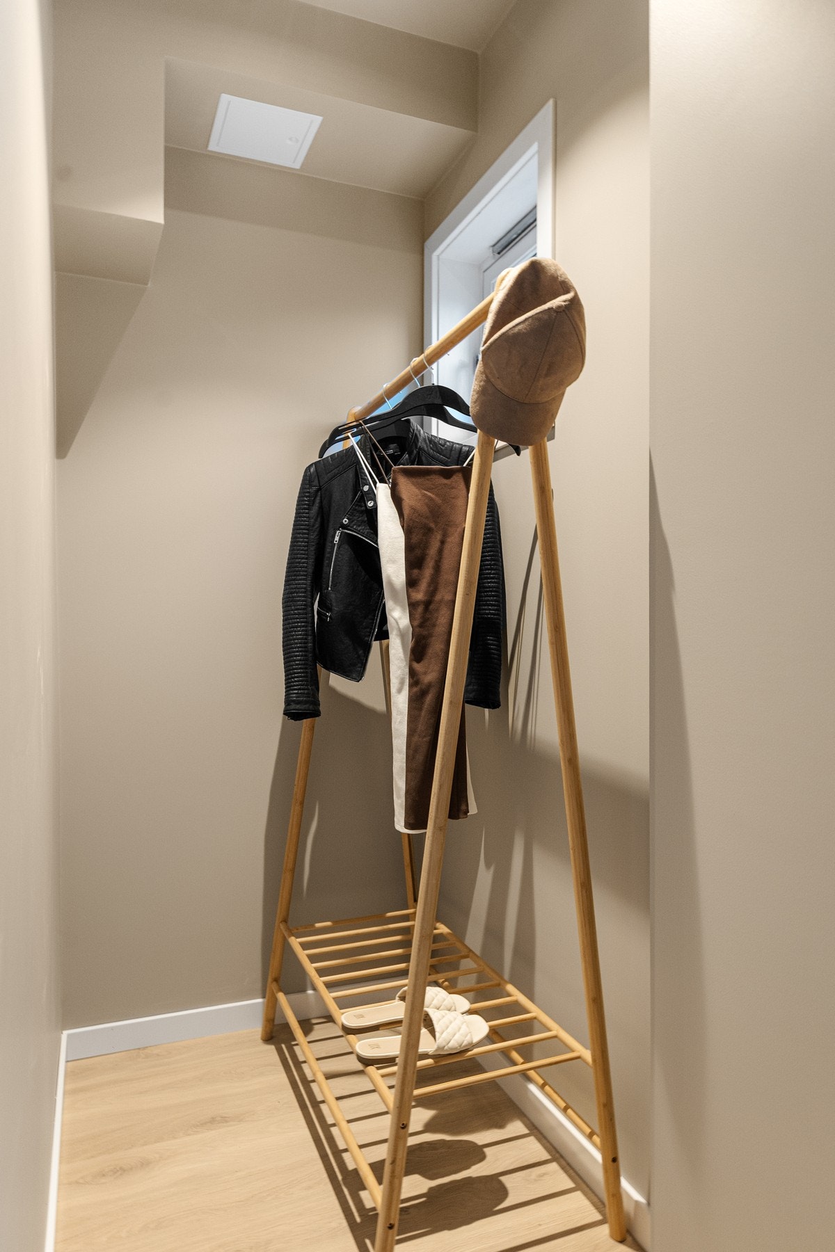 Praktisk garderobenisje som gir enkel og oversiktlig oppbevaring av klær og annet. Galleribilde