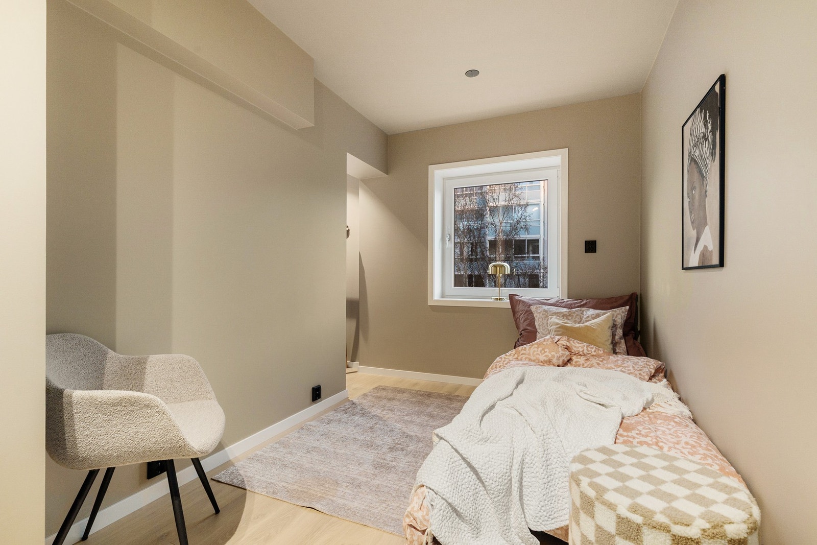 Rommet har en smart nisjeløsning som gir ekstra dybde. Galleribilde