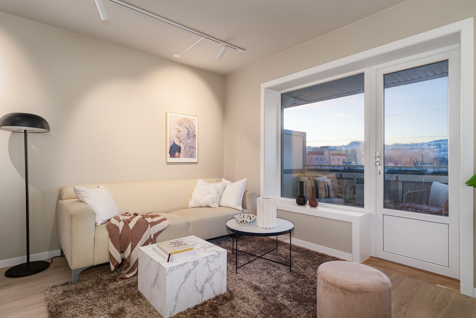 Stilren stue med gode møbleringsmuligheter og naturlig lysinnslipp fra store vindusflater. Galleribilde