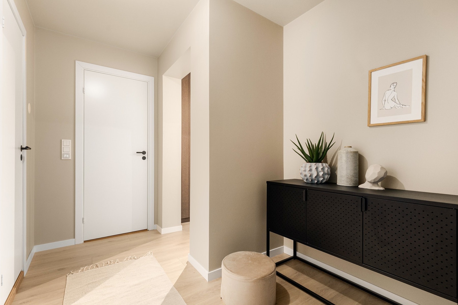 Velorganisert entré med naturlig flyt videre inn i boligen. Galleribilde