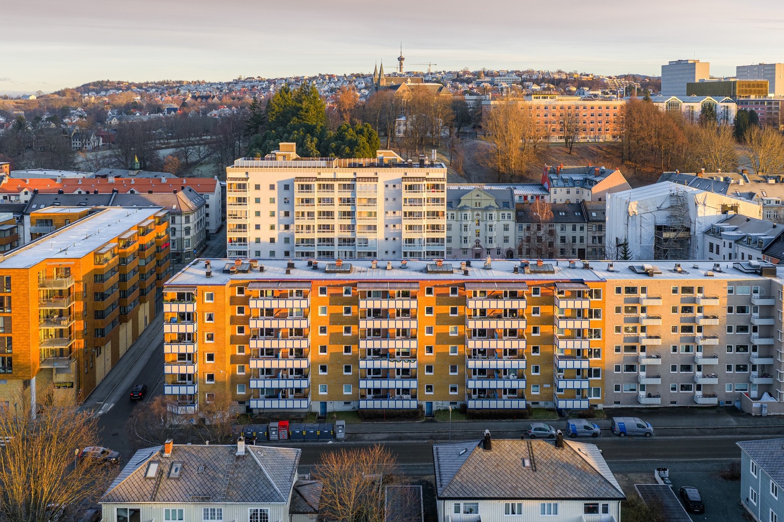 Dronebilde som viser byggets plassering i området. Galleribilde