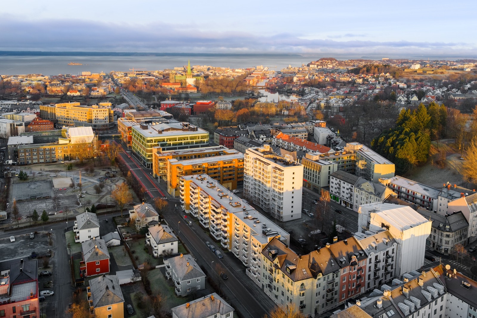 Oversiktsbilde av nærliggende kvartaler, hovedgater og omkringliggende bebyggelse. Galleribilde
