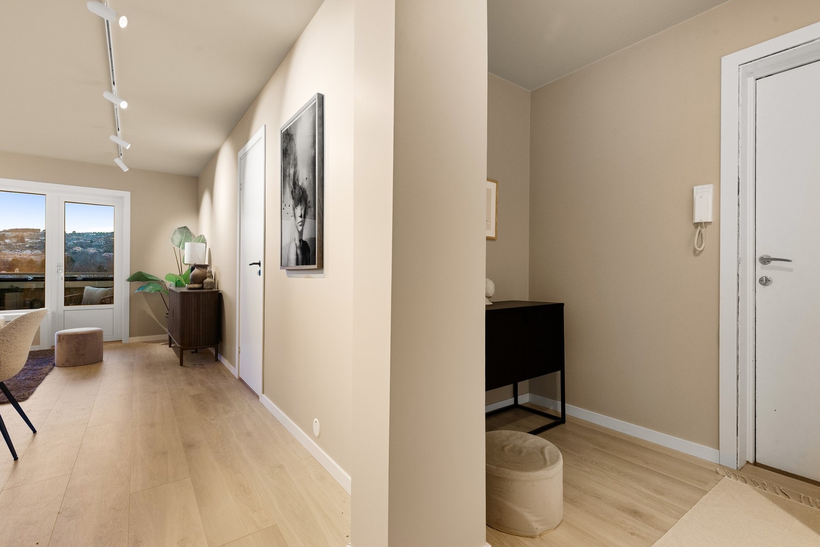 Innbydende gang med moderne overflater og praktisk planløsning. Entréen gir et godt førsteinntrykk av boligen. Galleribilde