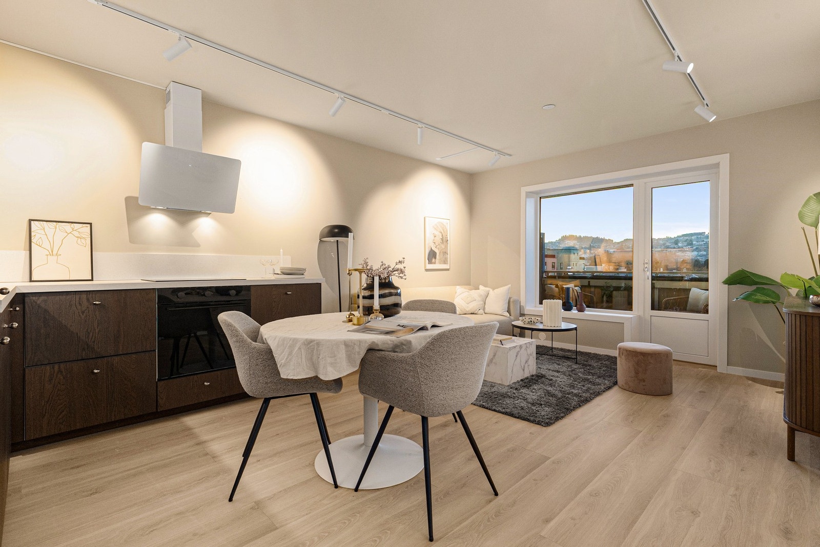 Boligen har gjennomgått en omfattende oppussing i 2025. Alt fremstår som moderne og av god standard. Galleribilde