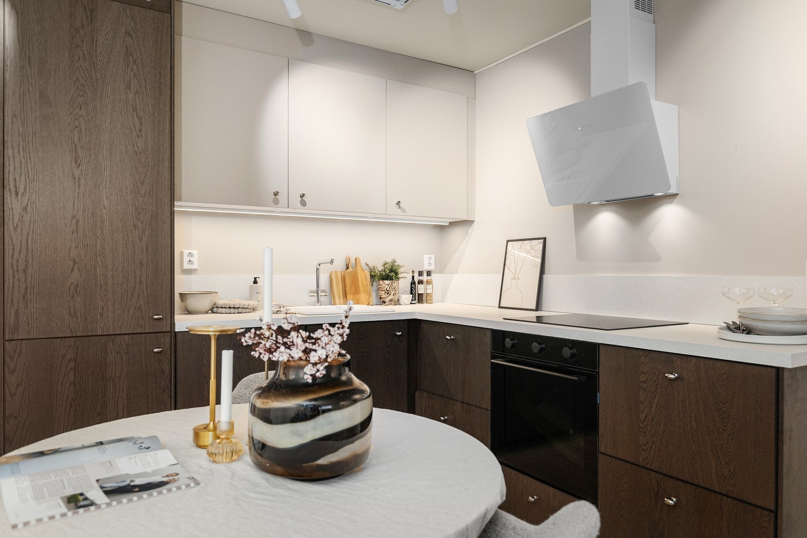 Moderne og stilrent kjøkken med god skap og benkeplass. Galleribilde