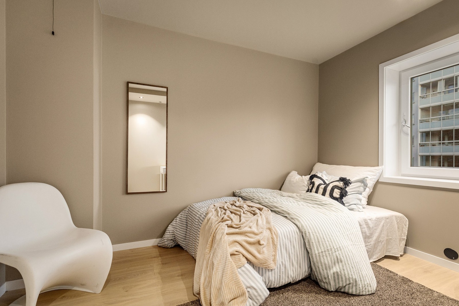 Her har man også god plass til både stor seng og garderobe. Galleribilde