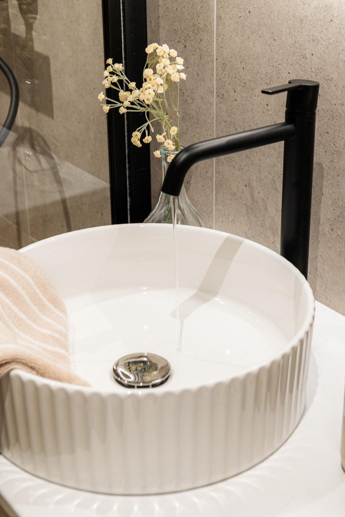 Detaljbilde av stilren servant med moderne armatur - en elegant og funksjonell løsning på badet. Galleribilde