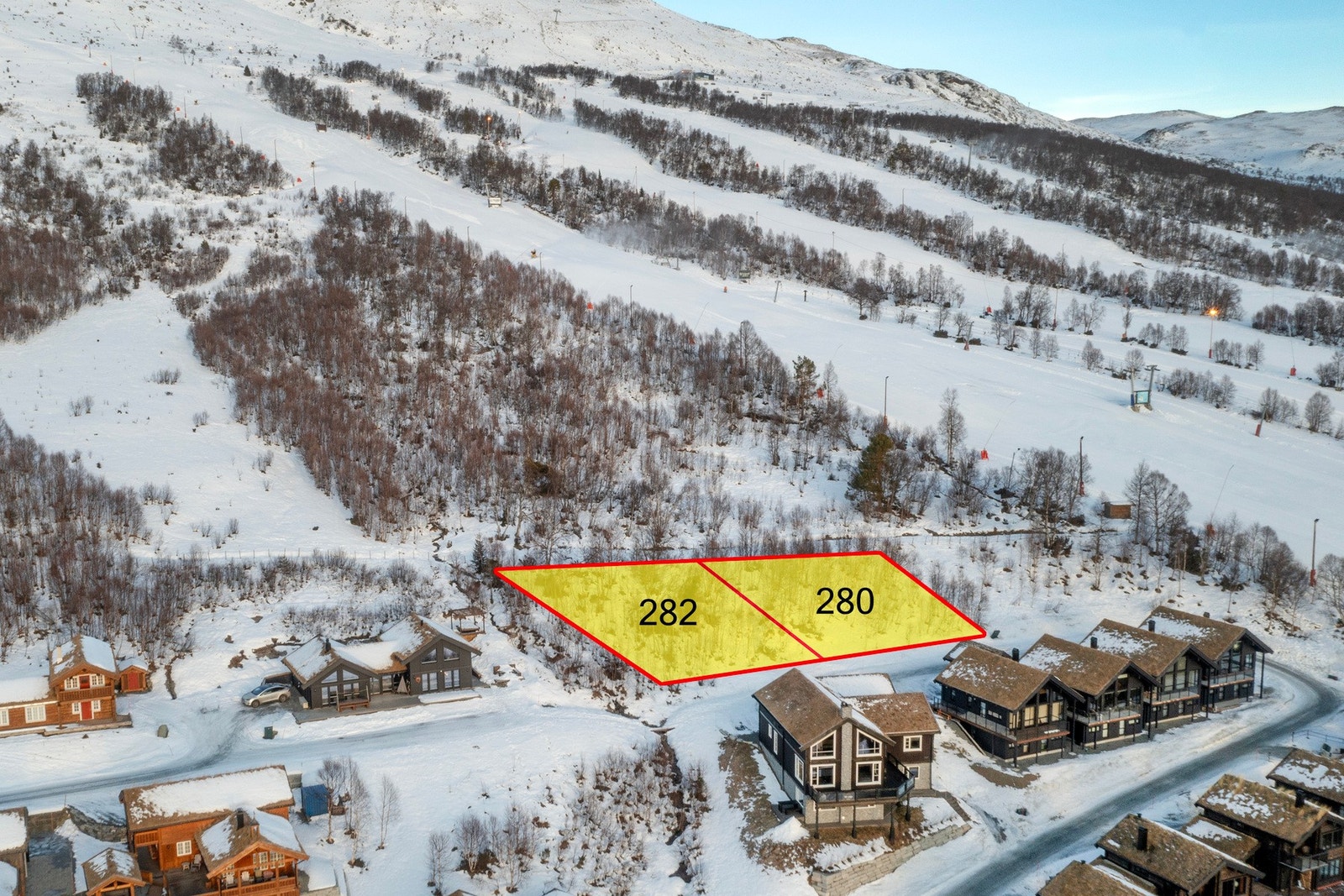 Tomten har beliggenhet midt i Vangslia. Galleribilde