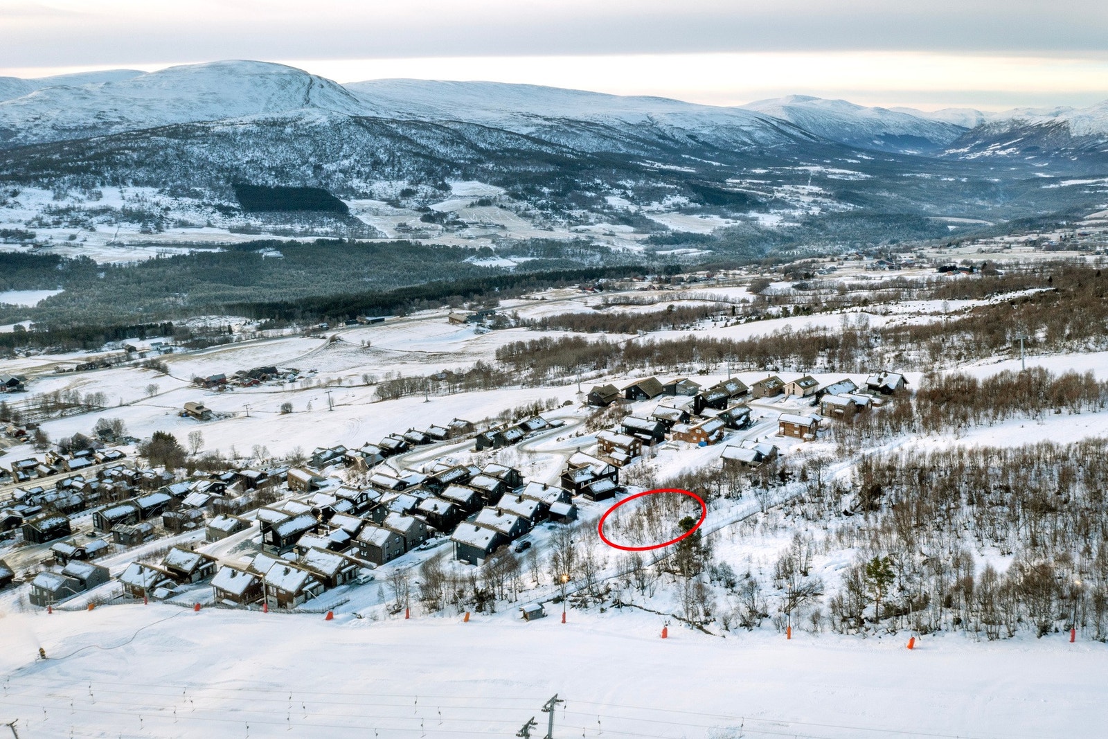 Det er ca. 3 km inn til Oppdal sentrum. Galleribilde