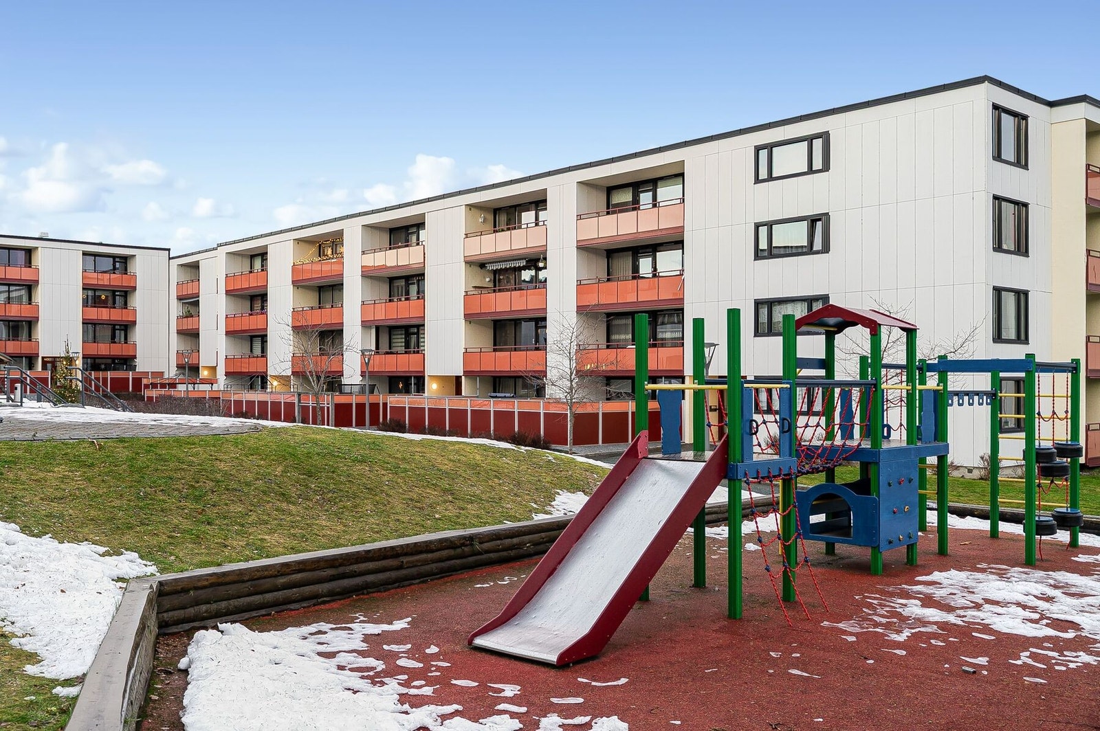 Gode parkeringsmuligheter i borettslaget, hvor det også er mulighet for leie av garasjeplass. Galleribilde