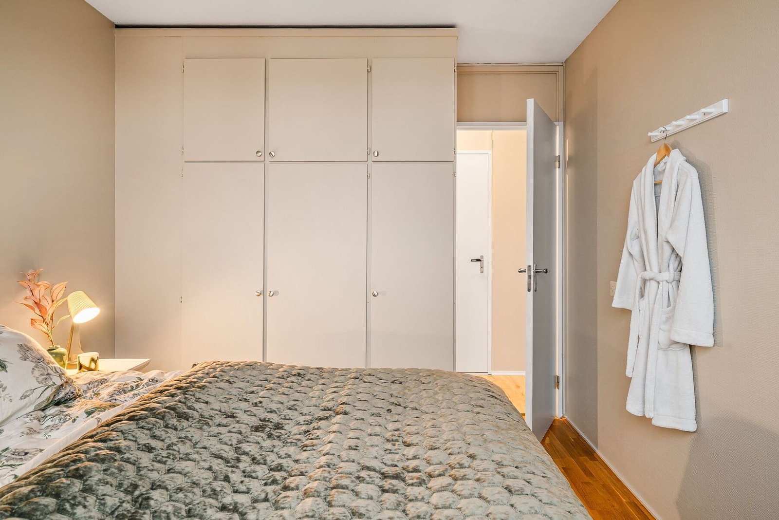 Soverommet er malt i Soothing beige og har en praktisk innebygd skapløsning som gir god oppbevaring. Galleribilde