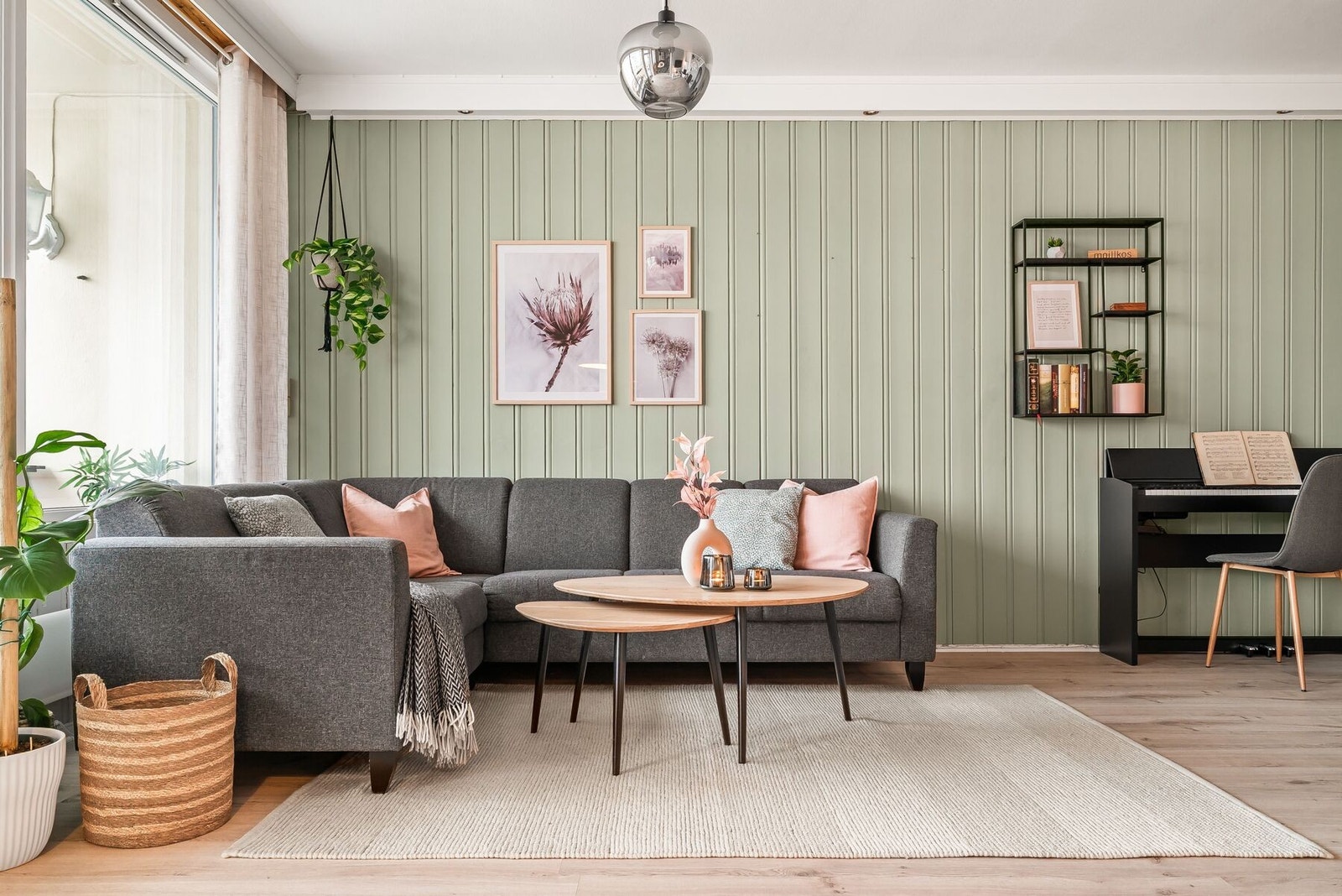 Hjerte i boligen er et svært innbydende og stort oppholdsrom delt inn i flere soner med stue, kjøkken og spisestue på til sammen 34 m². Galleribilde