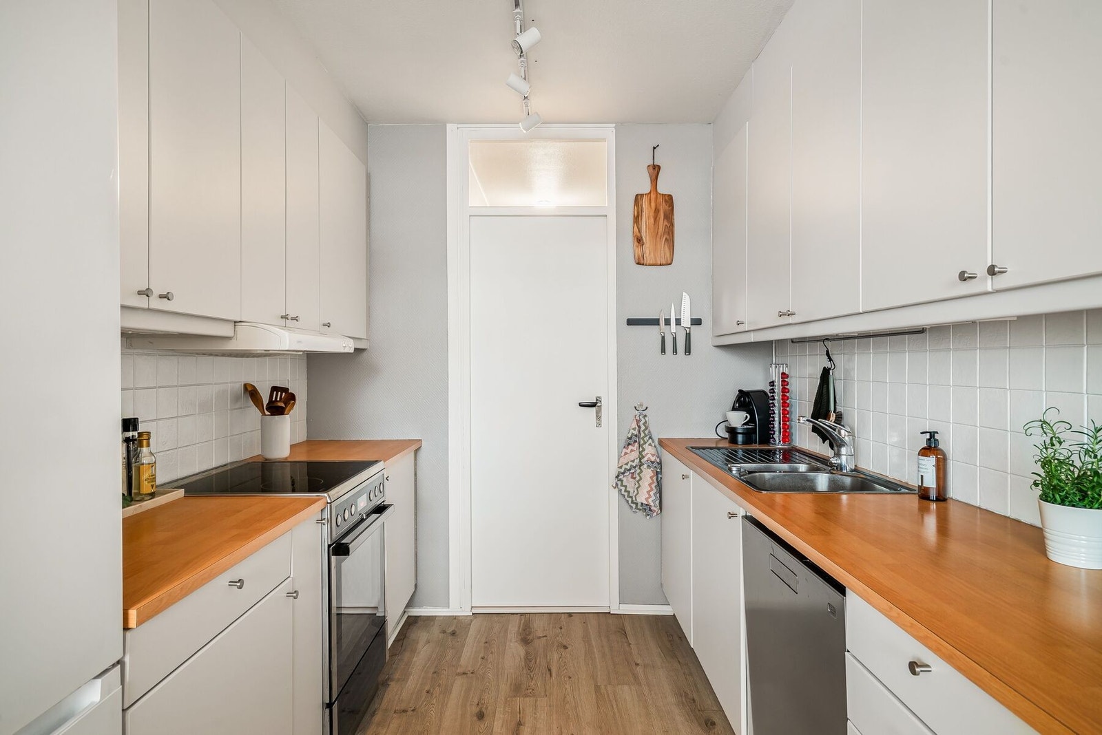 Kjøkkenet er nylig modernisert med folierte fronter og med en benkeplate av laminat. Galleribilde