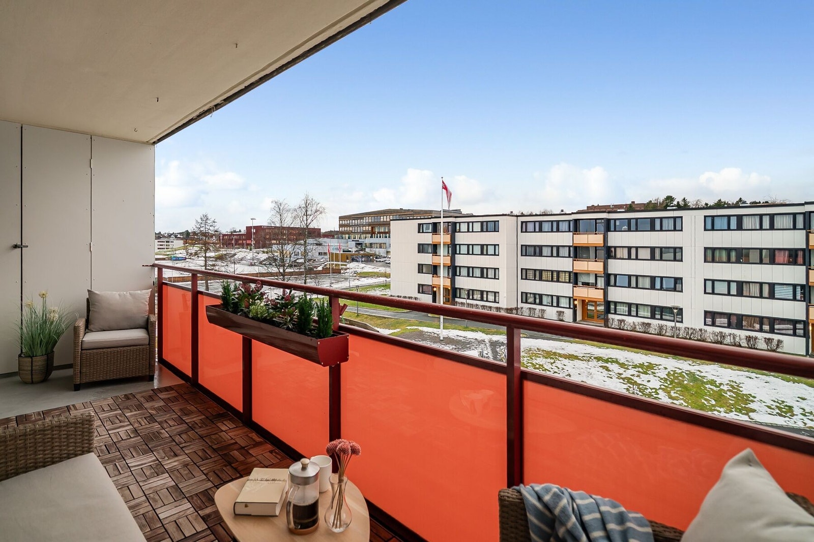 Romslig terrasse med gode solforhold og god plass til utemøbler. I tilknyting til terassen har man tilgang på en praktisk bod på 1,2 m² Galleribilde