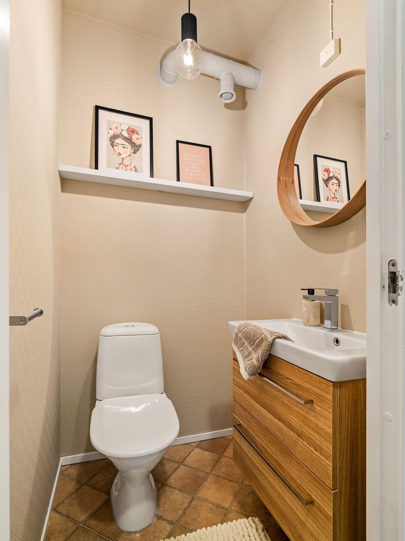 Seperat toalettrom, malt i en rolig beige farge. Galleribilde