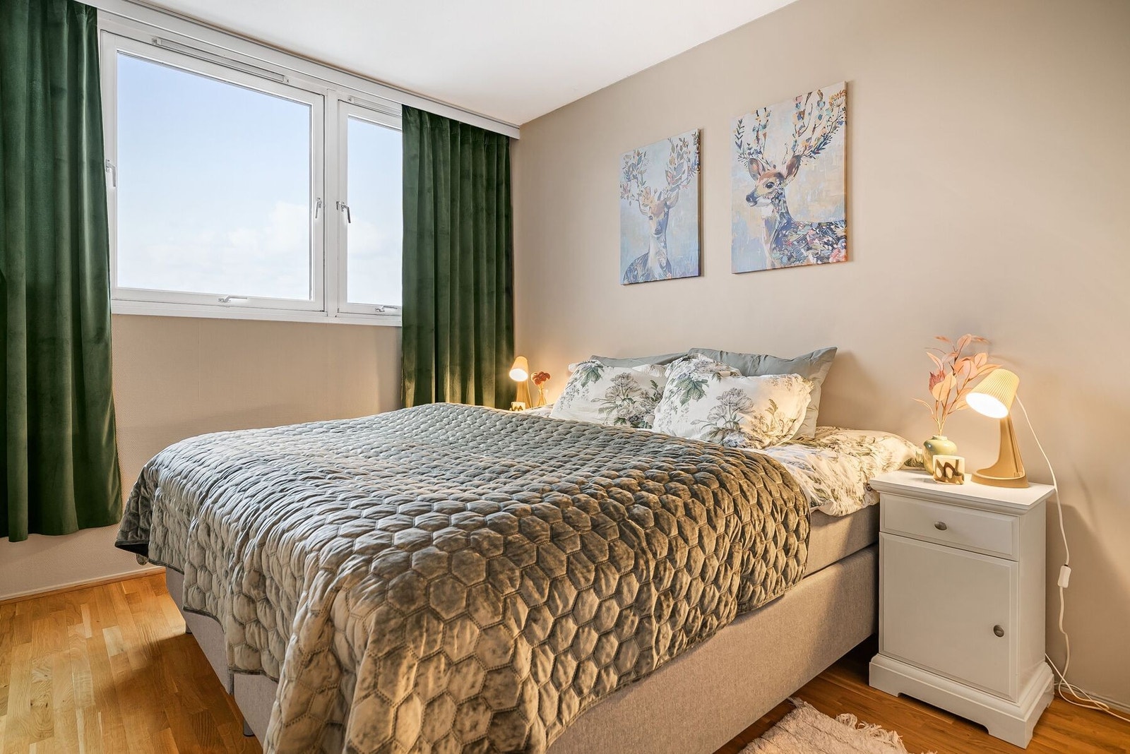 Hovedsoverommet har store vinduer som slipper inn rikelig med naturlig lys, og har god plass til dobbeltseng. Galleribilde