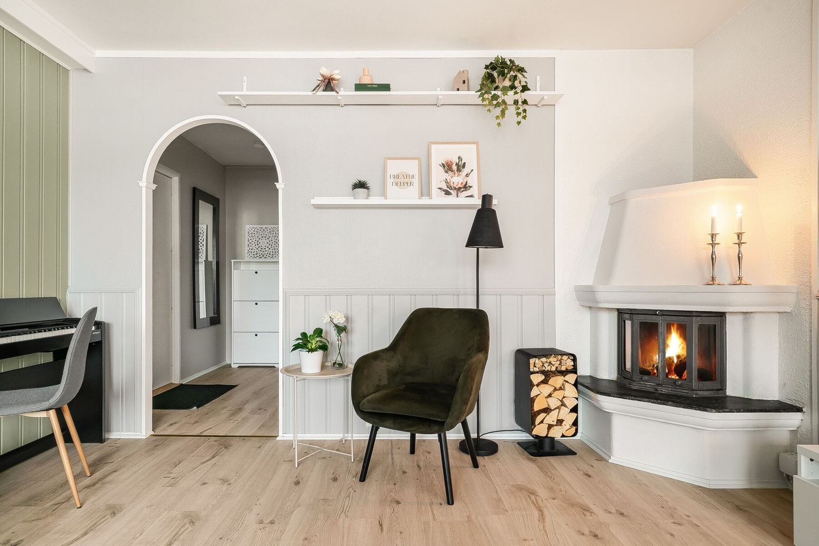 Peisen i stuen sørger for en lun og hyggelig atmosfære. Galleribilde